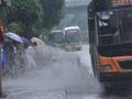 实拍：湖北英山大暴雨洪水5秒钟冲垮民房