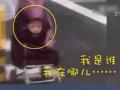 交警暴雨中用身体充当信号灯