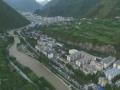 <P>航拍震后九寨沟县城 建筑基本完好 秩序井然